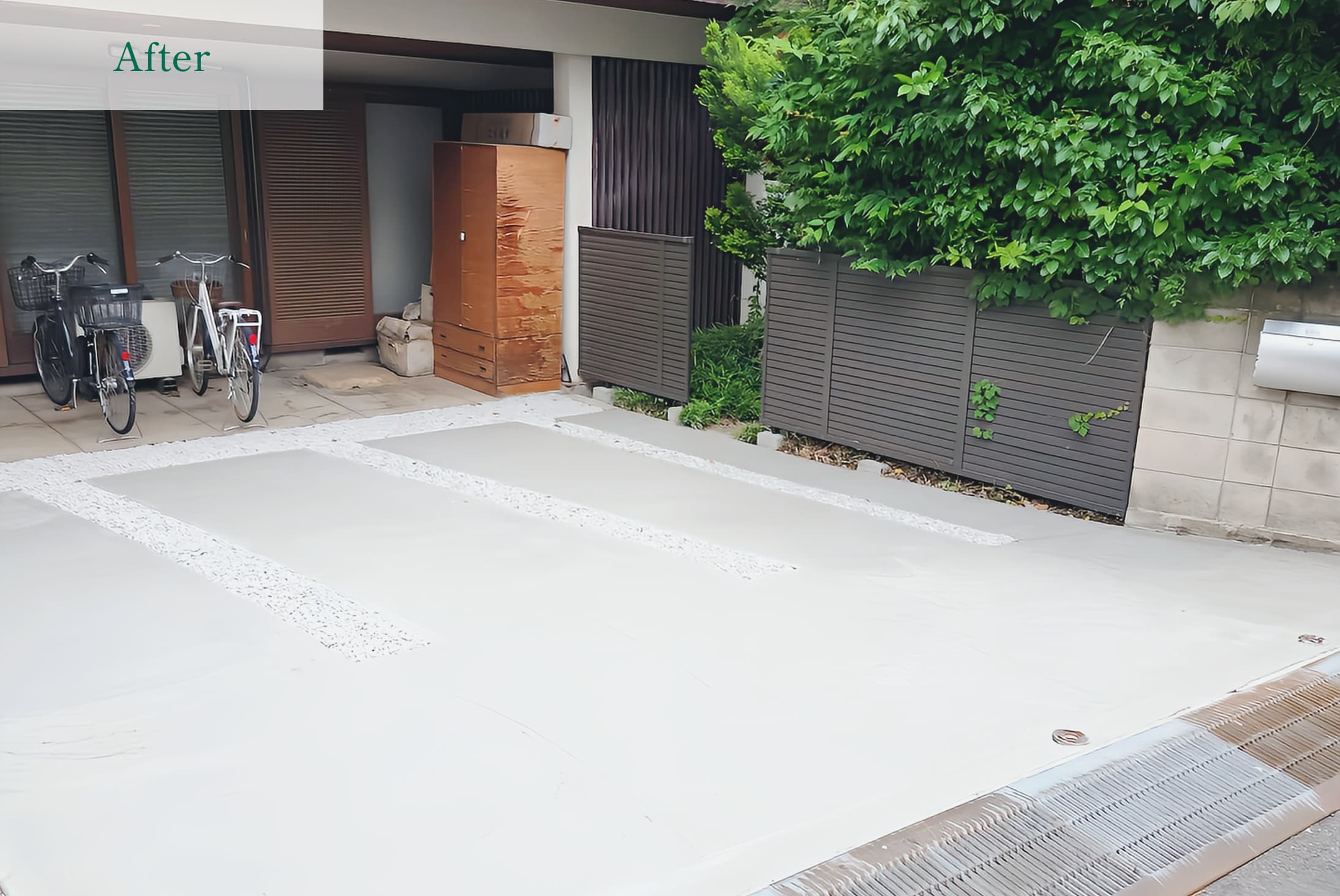 民家の駐車場。施工後：白く美しい滑らかなコンクリート仕上がりで、清潔感のある見た目に変身。