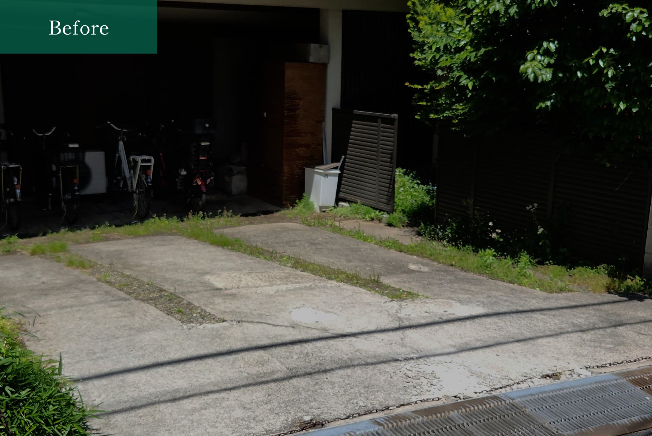 民家の駐車場。施工前：古いコンクリートにひび割れや色ムラが見られる。