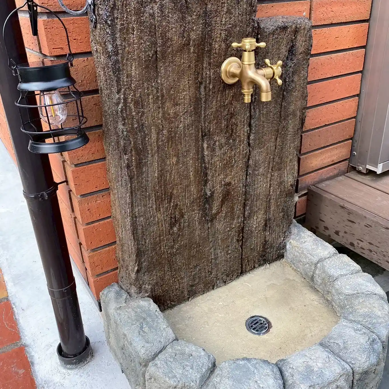 木材を使った屋外水栓。自然素材を活かした外構デザイン